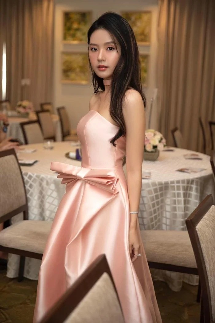 Nhan sắc ngày càng thăng hạng của Midu. Ảnh FBNV Nhan sắc ngày càng thăng hạng của Midu. Ảnh FBNV