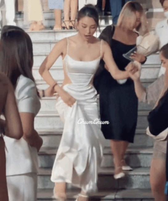 Gương mặt biến sắc của Hoa hậu Tiểu Vy trước sự cố. Ảnh cắt từ clip Gương mặt biến sắc của Hoa hậu Tiểu Vy trước sự cố. Ảnh cắt từ clip