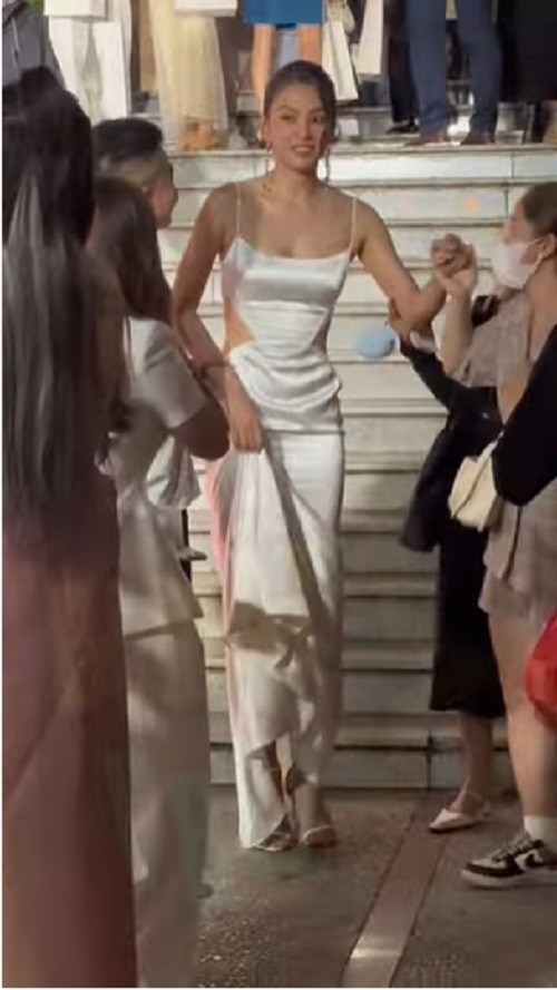 Dù đã an toàn nhưng Hoa hậu Tiểu Vy vẫn chưa hoàn hồn. Ảnh cắt từ clip Dù đã an toàn nhưng Hoa hậu Tiểu Vy vẫn chưa hoàn hồn. Ảnh cắt từ clip