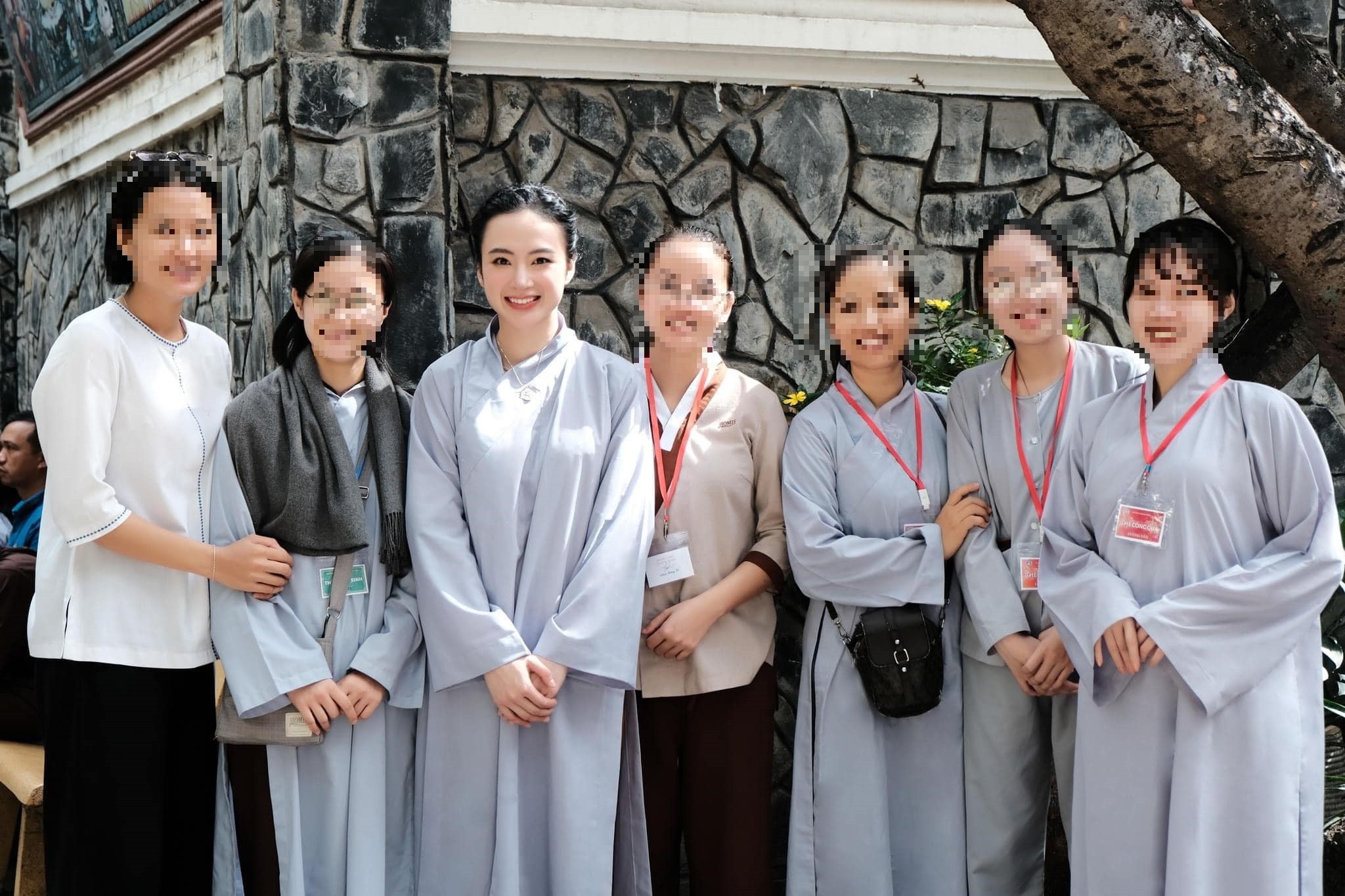 Tham gia khóa tu, Angela Phương Trinh đẹp phát sáng như thần tiên tỷ tỷ 3 Tham gia khóa tu, Angela Phương Trinh đẹp phát sáng như thần tiên tỷ tỷ 3