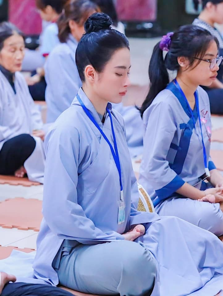 Tham gia khóa tu, Angela Phương Trinh đẹp phát sáng như thần tiên tỷ tỷ 1 Tham gia khóa tu, Angela Phương Trinh đẹp phát sáng như thần tiên tỷ tỷ 1