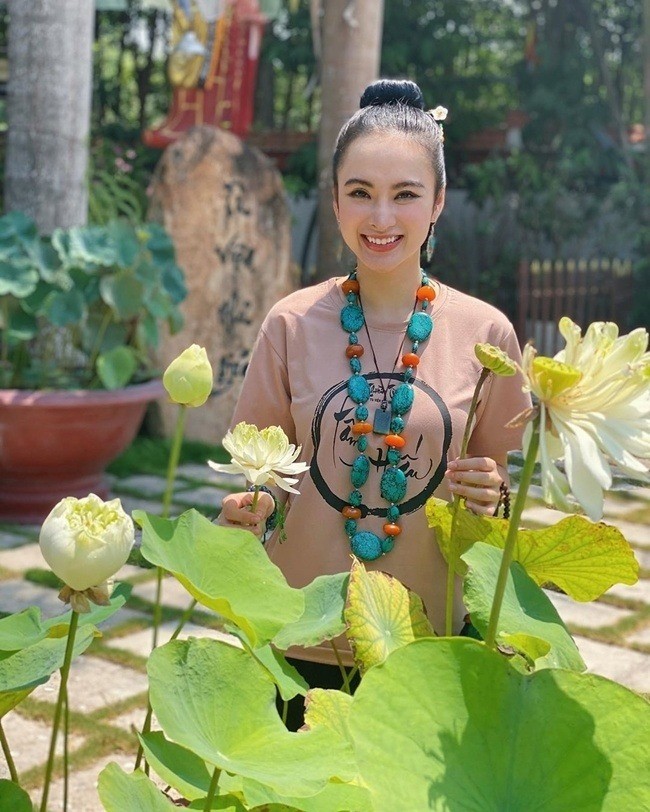 Tham gia khóa tu, Angela Phương Trinh đẹp phát sáng như thần tiên tỷ tỷ 4 Tham gia khóa tu, Angela Phương Trinh đẹp phát sáng như thần tiên tỷ tỷ 4