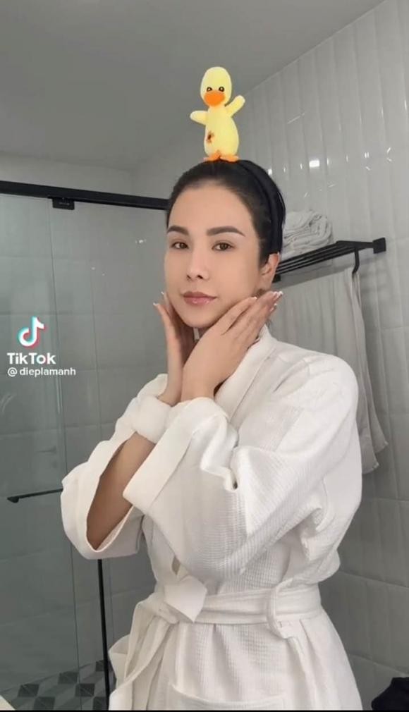 Diệp Lâm Anh tự tin khoe mặt mộc, nhan sắc thăng hạng sau biến cố hôn nhân với chồng đại gia 2 Diệp Lâm Anh tự tin khoe mặt mộc, nhan sắc thăng hạng sau biến cố hôn nhân với chồng đại gia 2