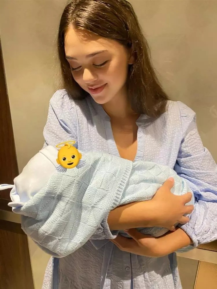 Gọi facetime cho chồng, vợ Tây Bùi Tiến Dũng tự bóc nhan sắc thật khi không son phấn 3 Gọi facetime cho chồng, vợ Tây Bùi Tiến Dũng tự bóc nhan sắc thật khi không son phấn 3