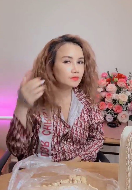 Livestream cùng fan, 'cô Xuyến 4 đời chồng' Đào Hoàng Yến lộ nhan sắc thật sau nhiều lần trùng tu - Ảnh 2 Livestream cùng fan, 'cô Xuyến 4 đời chồng' Đào Hoàng Yến lộ nhan sắc thật sau nhiều lần trùng tu - Ảnh 2