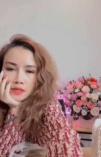 Livestream cùng fan, 'cô Xuyến 4 đời chồng' Đào Hoàng Yến lộ nhan sắc thật sau nhiều lần trùng tu - Ảnh 1 Livestream cùng fan, 'cô Xuyến 4 đời chồng' Đào Hoàng Yến lộ nhan sắc thật sau nhiều lần trùng tu - Ảnh 1