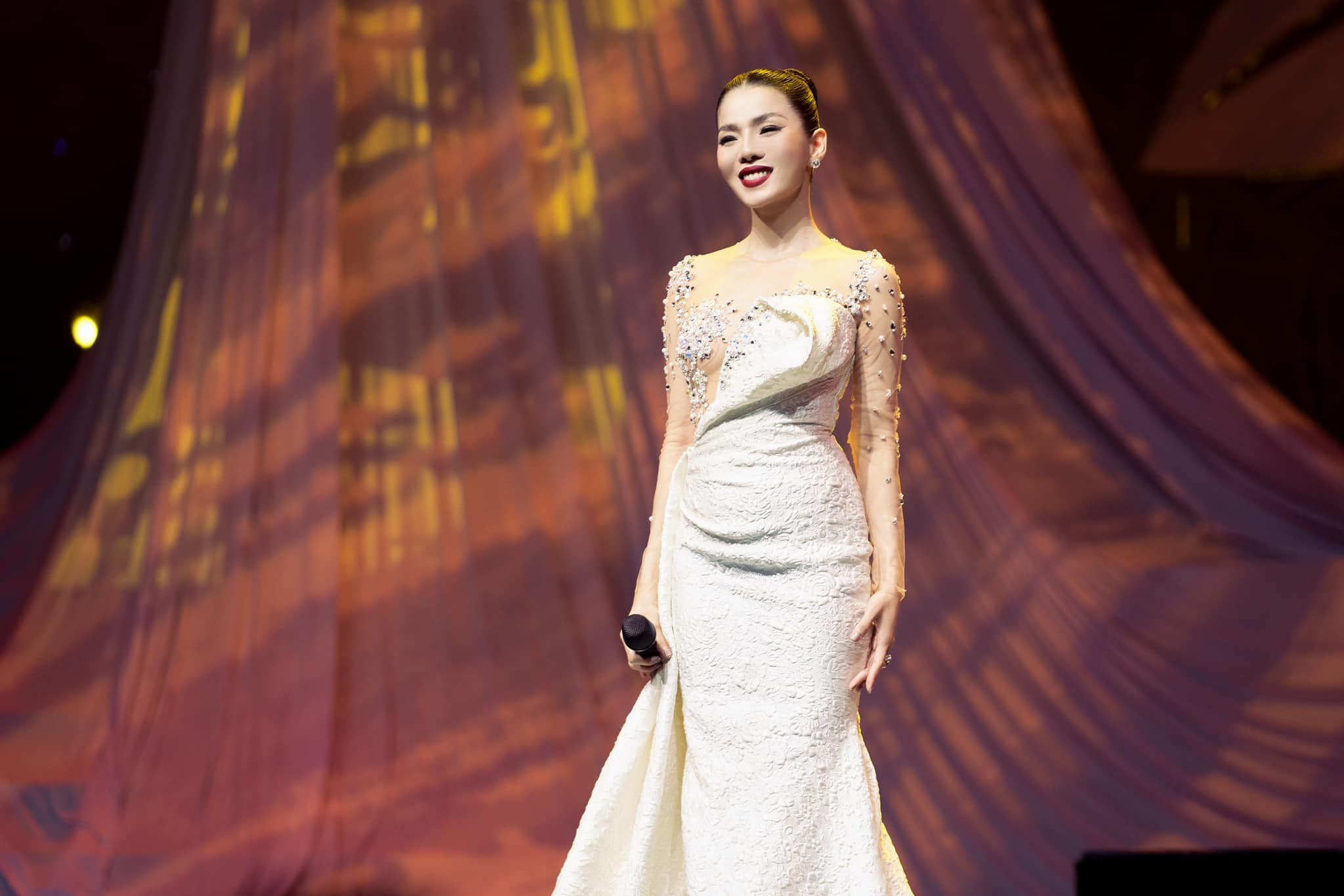 Lệ Quyên sẵn sàng đốp chát với anti-fan khi bị chê. Ảnh FBNV