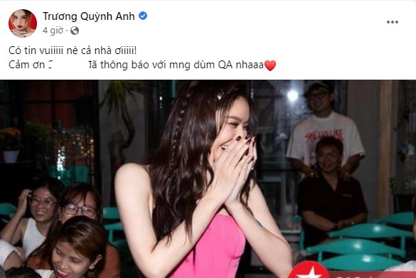 Trương Quỳnh Anh hạnh phúc khi nhận nút bạc Youtube. Ảnh internet Trương Quỳnh Anh hạnh phúc khi nhận nút bạc Youtube. Ảnh internet