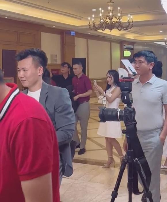 'Team qua đường' bắt trọn thái độ của Hồ Hoài Anh trong một sự kiện, ngoại hình có nhiều thay đổi 1 'Team qua đường' bắt trọn thái độ của Hồ Hoài Anh trong một sự kiện, ngoại hình có nhiều thay đổi 1