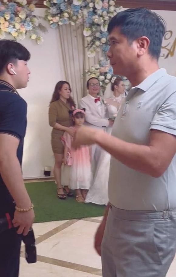 'Team qua đường' bắt trọn thái độ của Hồ Hoài Anh trong một sự kiện, ngoại hình có nhiều thay đổi 2 'Team qua đường' bắt trọn thái độ của Hồ Hoài Anh trong một sự kiện, ngoại hình có nhiều thay đổi 2