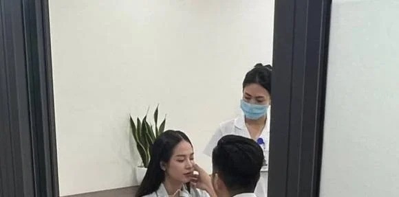 Hoa hậu Thanh Thủy livestream công khai trùng tu nhan sắc, sửa hai thứ trên cơ thể 2 Hoa hậu Thanh Thủy livestream công khai trùng tu nhan sắc, sửa hai thứ trên cơ thể 2