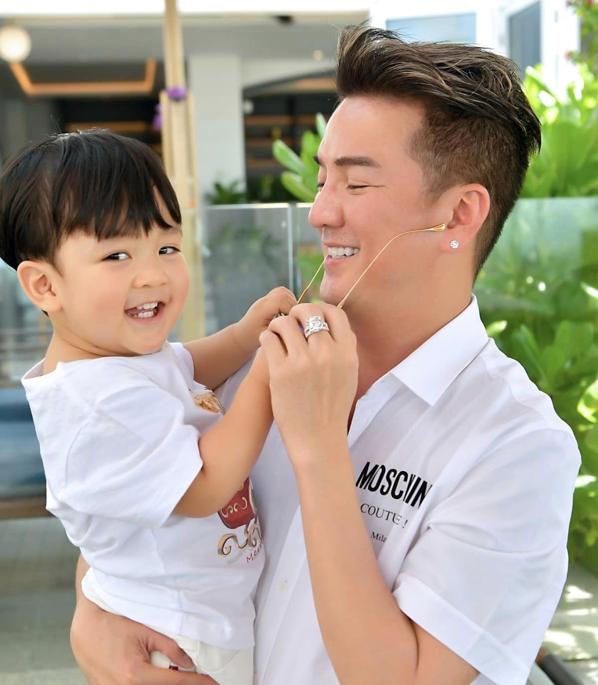Đàm Vĩnh Hưng công khai 'người yêu', tuyên bố 'sẽ thương hoài ngàn năm': Danh tính bất ngờ 2 Đàm Vĩnh Hưng công khai 'người yêu', tuyên bố 'sẽ thương hoài ngàn năm': Danh tính bất ngờ 2