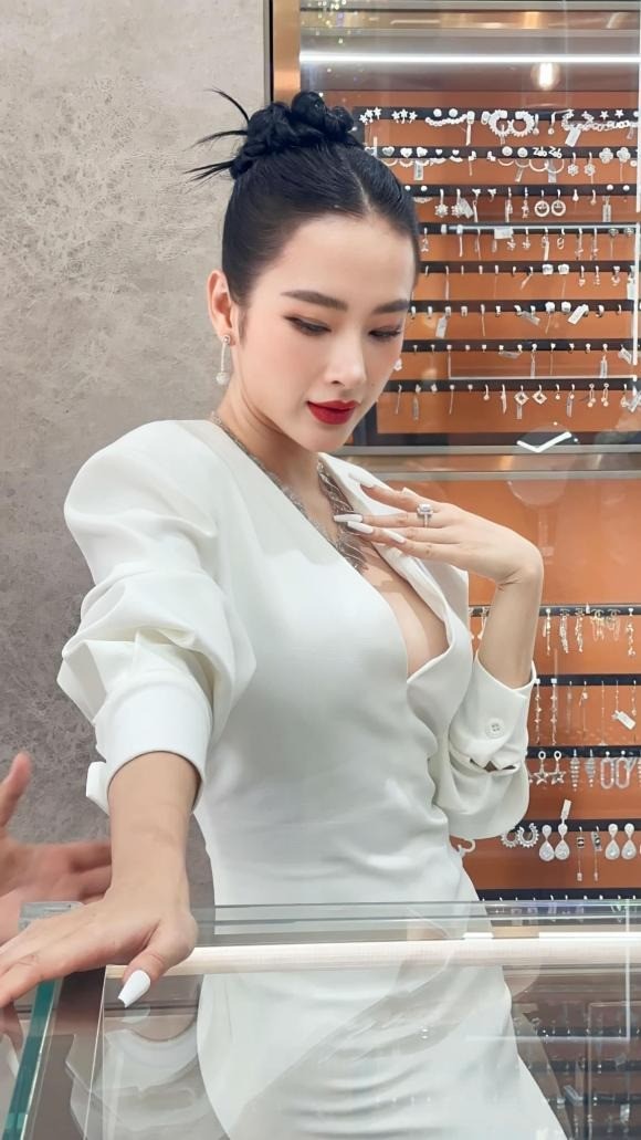 Góc chụp hiểm hóc khiến Angela Phương Trinh lộ vòng 1 quyến rũ. Ảnh internet Góc chụp hiểm hóc khiến Angela Phương Trinh lộ vòng 1 quyến rũ. Ảnh internet