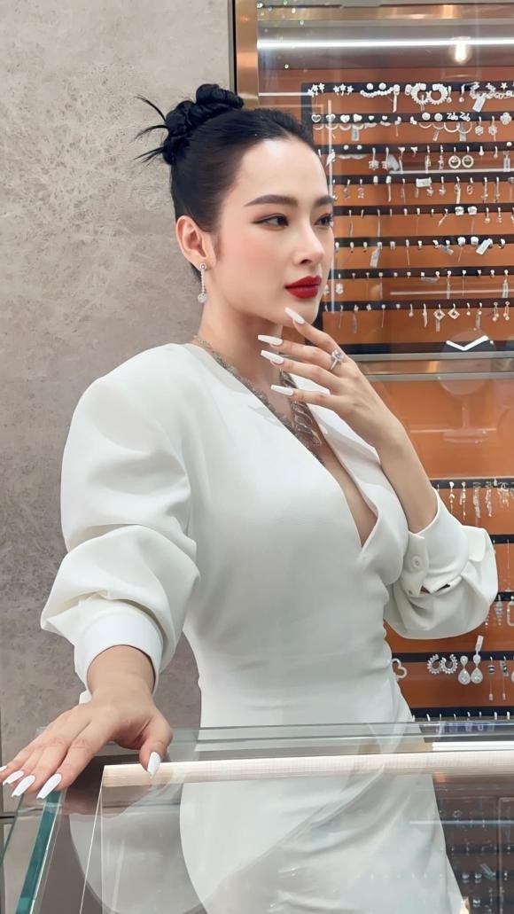 Nhan sắc ngày càng thăng hạng của Angela Phương Trinh. Ảnh internet Nhan sắc ngày càng thăng hạng của Angela Phương Trinh. Ảnh internet