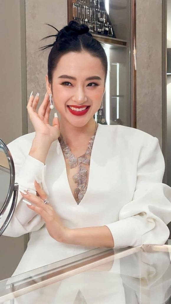 Angela Phương Trinh lọt ống kính 'team qua đường': Phát ngượng vì chiếc áo phản chủ - Ảnh 1 Angela Phương Trinh lọt ống kính 'team qua đường': Phát ngượng vì chiếc áo phản chủ - Ảnh 1