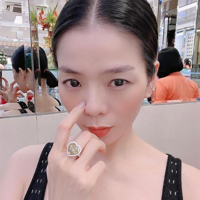Khoe mặt mộc nhưng Lệ Quyên khiến CDM trầm trồ vì 2 chiếc nhẫn kim cương khủng 2 Khoe mặt mộc nhưng Lệ Quyên khiến CDM trầm trồ vì 2 chiếc nhẫn kim cương khủng 2