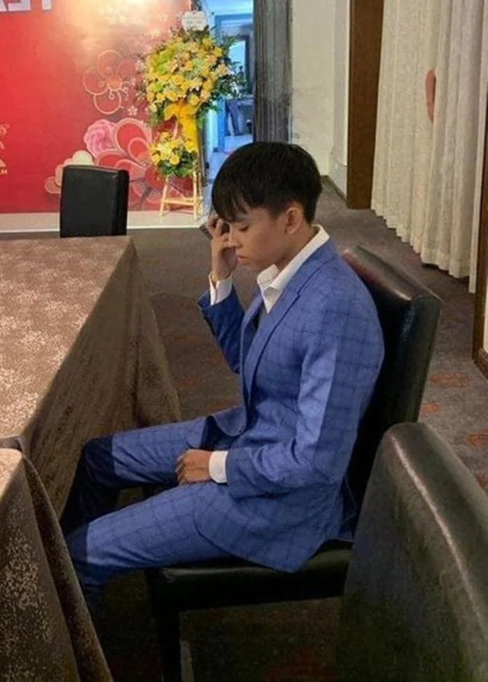Hồ Văn Cường lủi thủi ngồi 1 mình trong hậu trường, lý do phía sau mới bất ngờ 1 Hồ Văn Cường lủi thủi ngồi 1 mình trong hậu trường, lý do phía sau mới bất ngờ 1