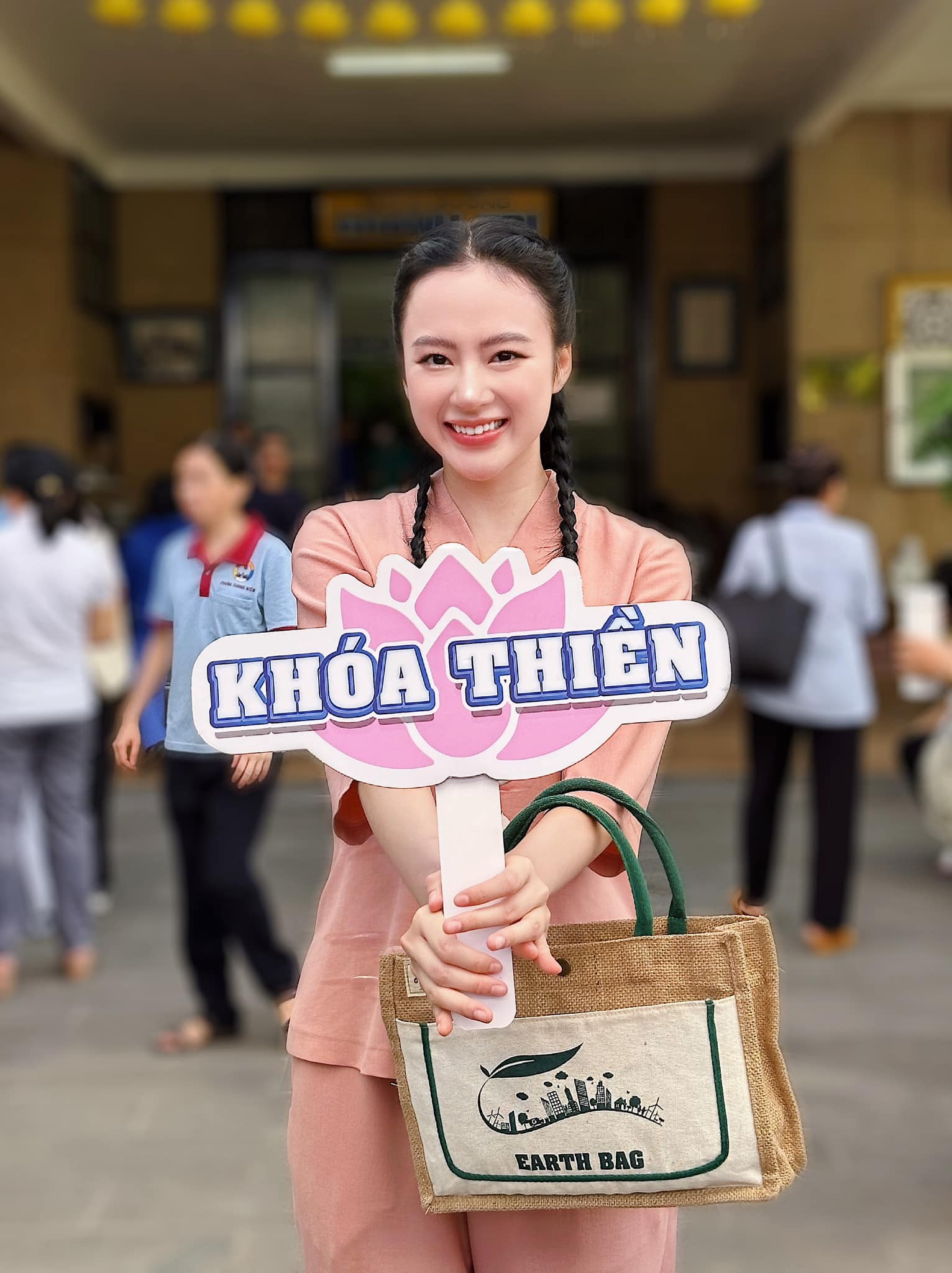 Angela Phương Trinh 'gây sốt' với khoảnh khắc cực ngoan hiền khác xa thời nổi loạn bất cần 1 Angela Phương Trinh 'gây sốt' với khoảnh khắc cực ngoan hiền khác xa thời nổi loạn bất cần 1