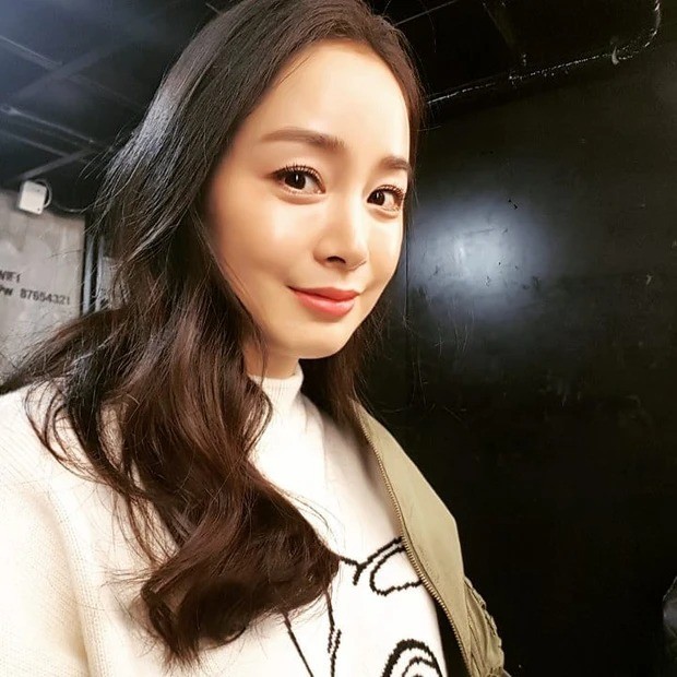 Dù là mẹ hai con nhưng Kim Tae Hee vẫn rất xinh đẹp, trẻ trung. Ảnh internet Dù là mẹ hai con nhưng Kim Tae Hee vẫn rất xinh đẹp, trẻ trung. Ảnh internet