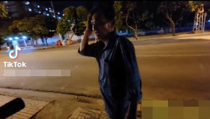 Biểu cảm lo lắng của nghệ sĩ Thương Tín khi không có phương tiện liên lạc với người thân. Ảnh internet Biểu cảm lo lắng của nghệ sĩ Thương Tín khi không có phương tiện liên lạc với người thân. Ảnh internet