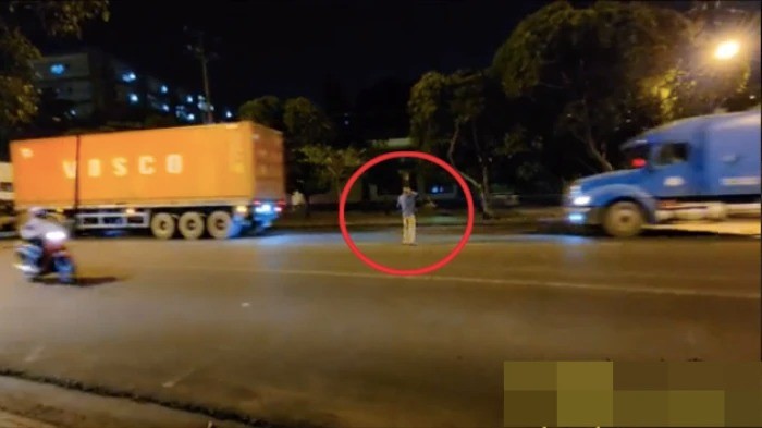 Nghệ sĩ Thương Tín lang thang ngoài đường giữa đêm khuya khiến fan lo lắng. Ảnh internet Nghệ sĩ Thương Tín lang thang ngoài đường giữa đêm khuya khiến fan lo lắng. Ảnh internet