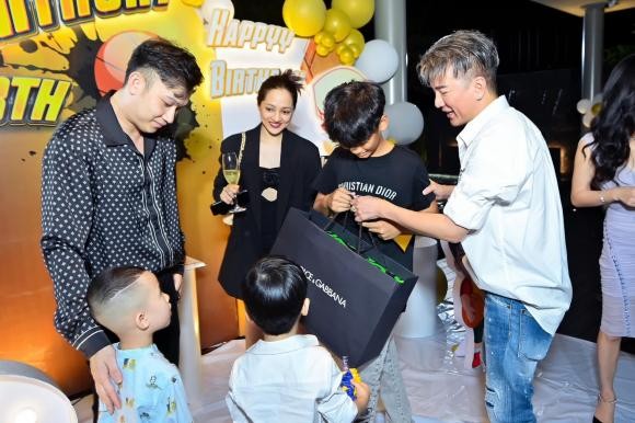 Bảo Anh lần đầu xuất hiện tại sự kiện, body thật từ ống kính 'team qua đường' hậu tin đồn sinh con gây chú ý 1 Bảo Anh lần đầu xuất hiện tại sự kiện, body thật từ ống kính 'team qua đường' hậu tin đồn sinh con gây chú ý 1