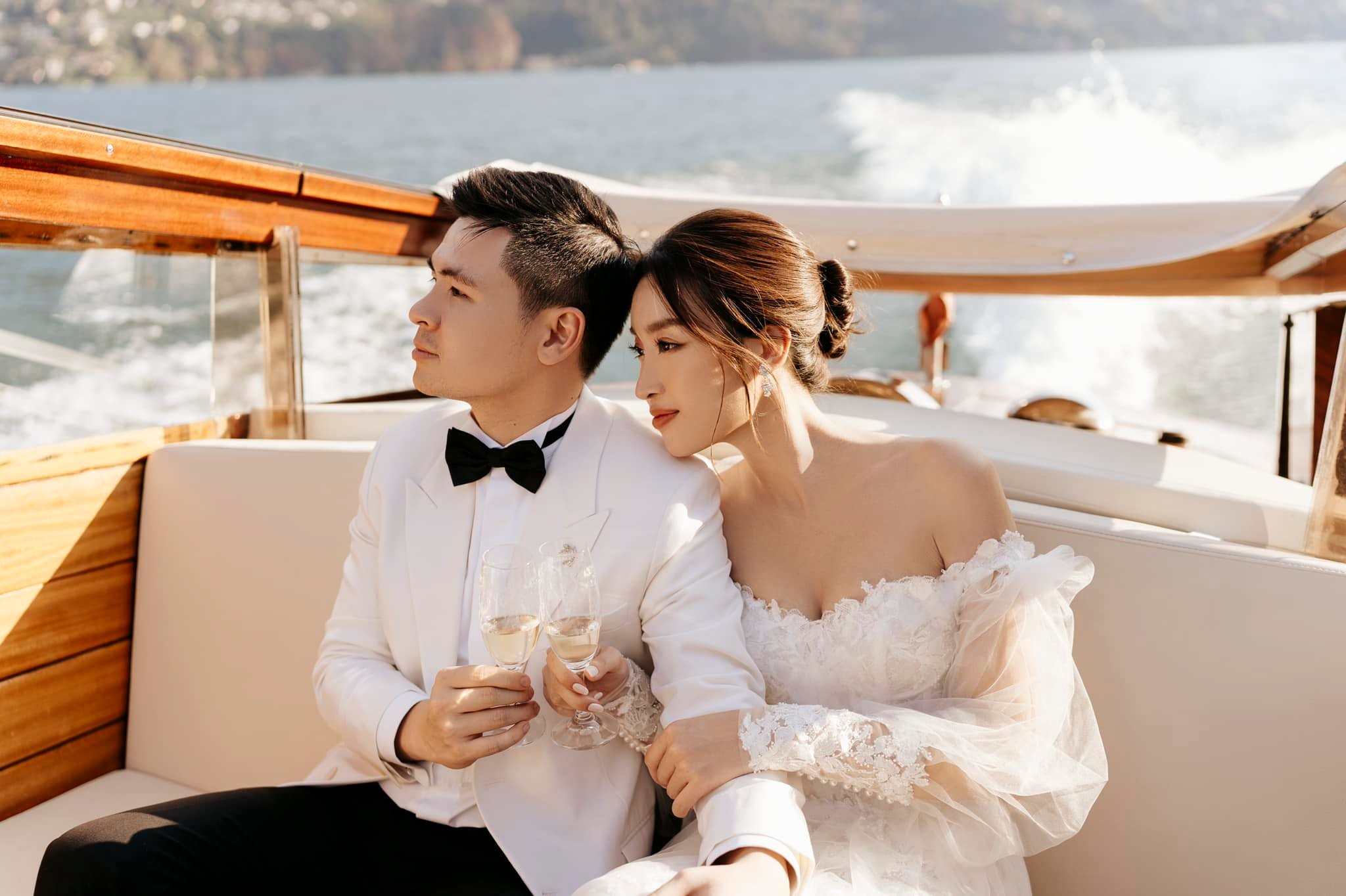 Xuất hiện bên chồng, Hoa hậu Đỗ Mỹ Linh lộ rõ dấu hiệu đặc biệt giữa nghi vấn mang thai 4 Xuất hiện bên chồng, Hoa hậu Đỗ Mỹ Linh lộ rõ dấu hiệu đặc biệt giữa nghi vấn mang thai 4