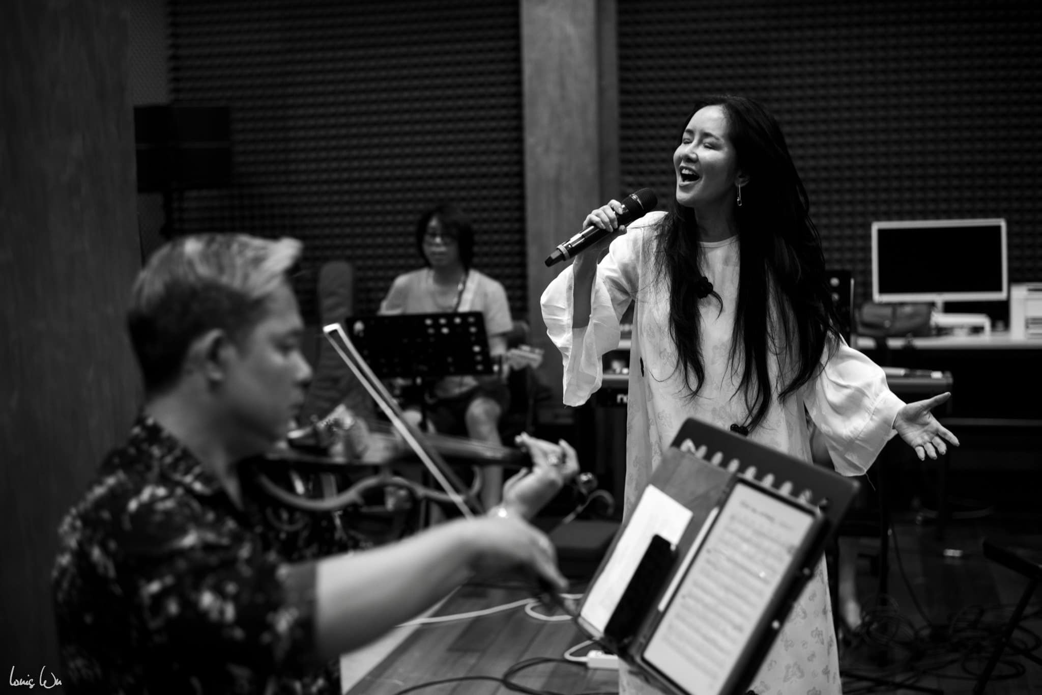Diva Hồng Nhung khoe mặt mộc trong hậu trường, nhan sắc tuổi ngoài 50 đẹp không tì vết 3 Diva Hồng Nhung khoe mặt mộc trong hậu trường, nhan sắc tuổi ngoài 50 đẹp không tì vết 3