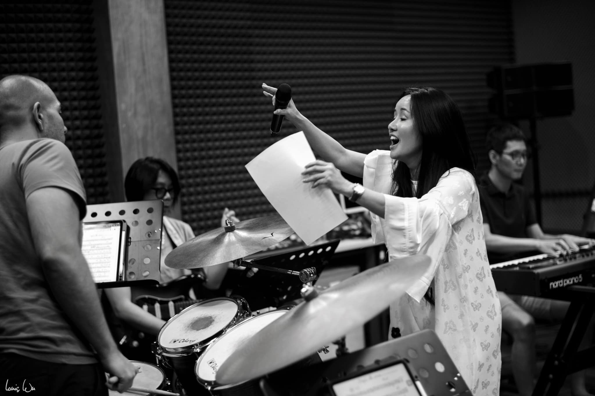 Diva Hồng Nhung khoe mặt mộc trong hậu trường, nhan sắc tuổi ngoài 50 đẹp không tì vết 4 Diva Hồng Nhung khoe mặt mộc trong hậu trường, nhan sắc tuổi ngoài 50 đẹp không tì vết 4