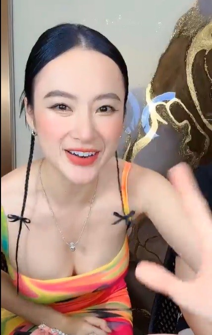 Livestream, Angela Phương Trinh khoe body nuột nà, góc quay khiến CDM khó rời mắt 2 Livestream, Angela Phương Trinh khoe body nuột nà, góc quay khiến CDM khó rời mắt 2