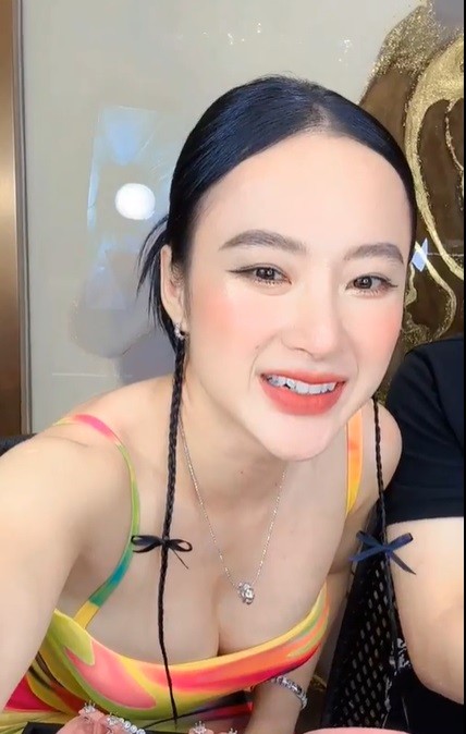 Livestream, Angela Phương Trinh khoe body nuột nà, góc quay khiến CDM khó rời mắt 3 Livestream, Angela Phương Trinh khoe body nuột nà, góc quay khiến CDM khó rời mắt 3