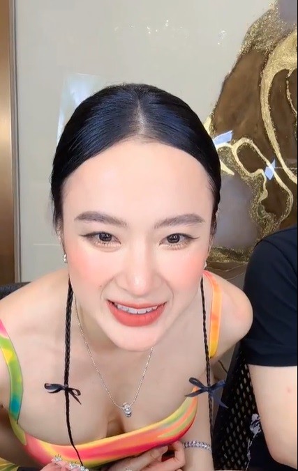 Livestream, Angela Phương Trinh khoe body nuột nà, góc quay khiến CDM khó rời mắt 4 Livestream, Angela Phương Trinh khoe body nuột nà, góc quay khiến CDM khó rời mắt 4