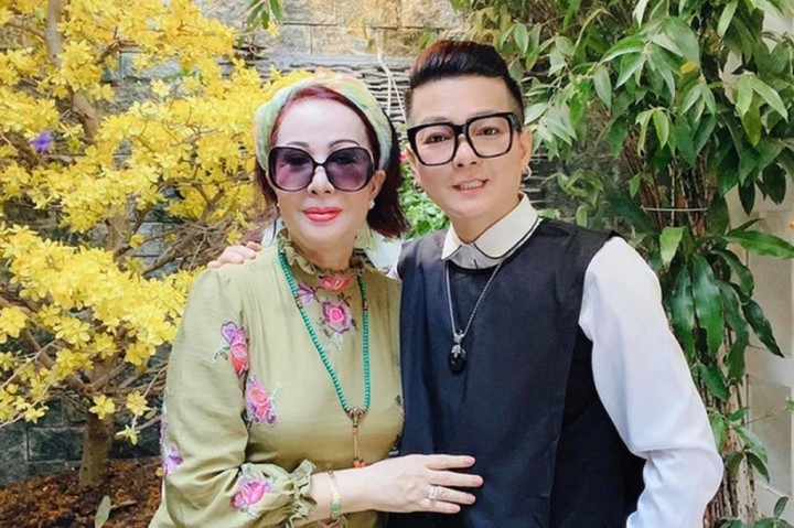 Hiếm hoi Vũ Hà cho vợ đại gia hơn 8 tuổi lên sóng, nhan sắc gây chú ý - Ảnh 1 Hiếm hoi Vũ Hà cho vợ đại gia hơn 8 tuổi lên sóng, nhan sắc gây chú ý - Ảnh 1