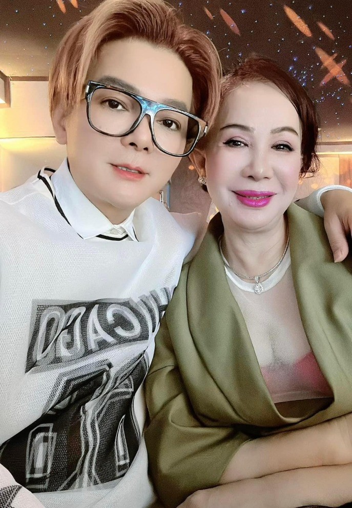 Vũ Hà khoe vợ hơn 8 tuổi nhưng vẫn trẻ trung và thích 'sống ảo'. Ảnh internet Vũ Hà khoe vợ hơn 8 tuổi nhưng vẫn trẻ trung và thích 'sống ảo'. Ảnh internet