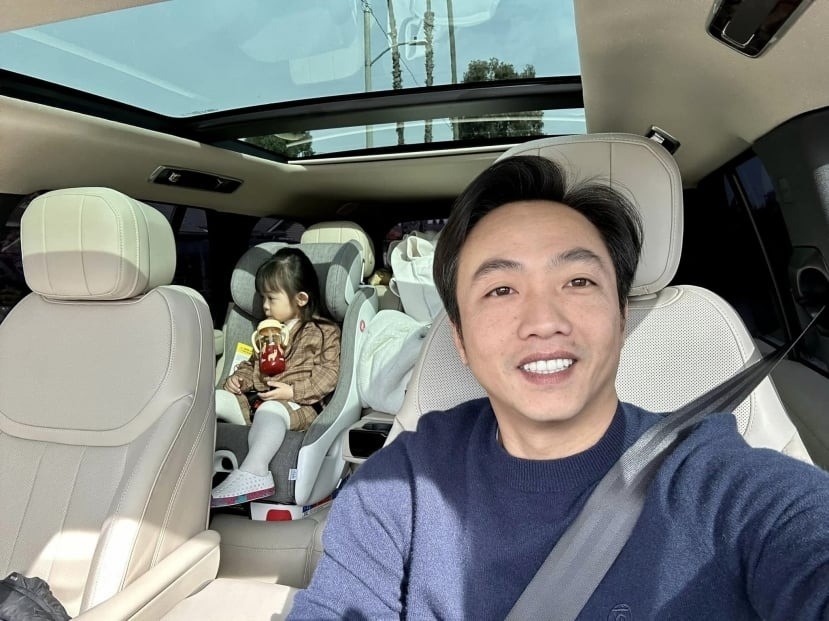 Ái nữ nhà Cường đô la tập xe đạp nhưng dân tình lại 'loá mắt' với dàn siêu xe kế bên - Ảnh 5