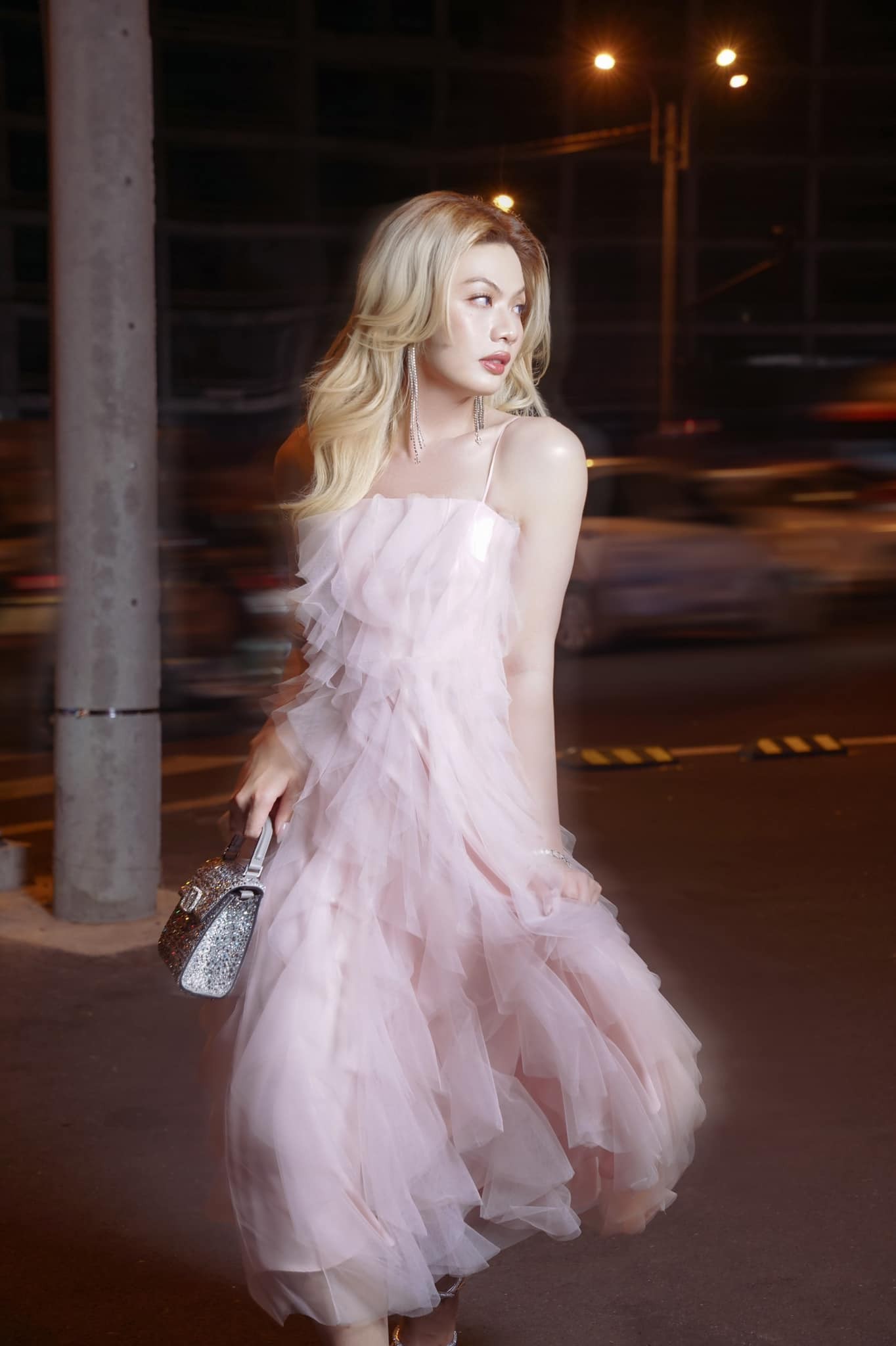 Đào Bá Lộc khoe nhan sắc ngày càng thăng hạng và nữ tính. Ảnh FBNV