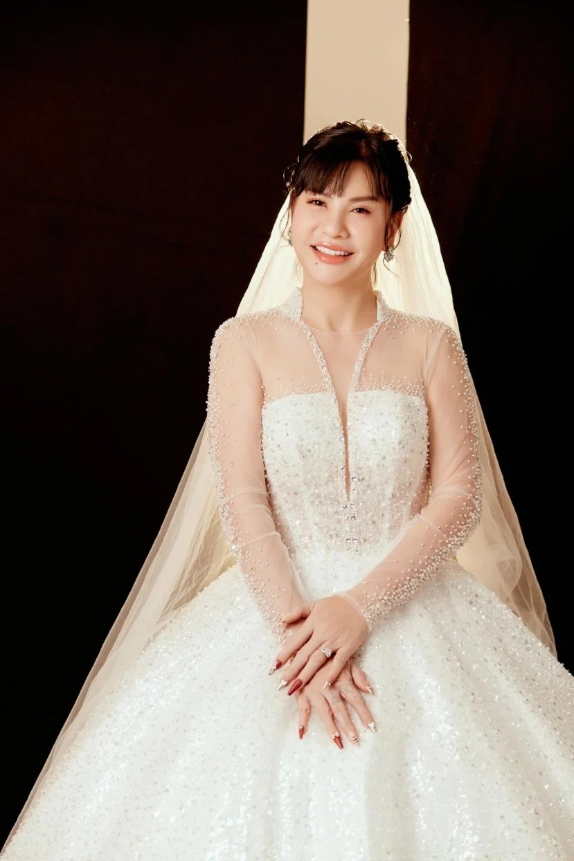 Cát Phượng xinh đẹp khi khoác áo cô dâu. Ảnh internet