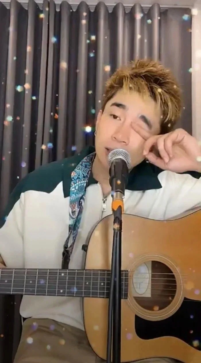 Trước đó, Chi Dân livestream sướt mướt còn nói lời xin lỗi khán giả. Ảnh internet