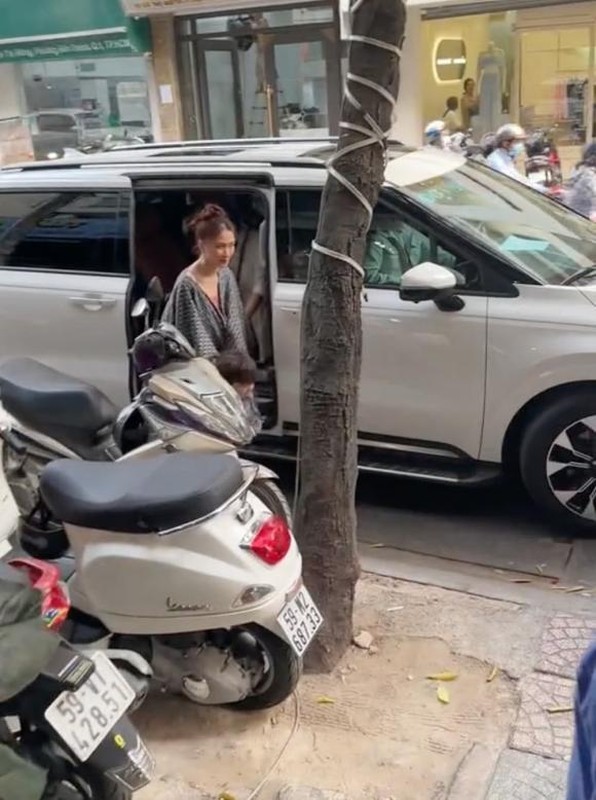 Hòa Minzy lộ vóc dáng ngày càng gầy gò khiến fan lo lắng. Ảnh internet