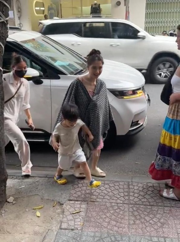 Hòa Minzy lọt ống kính 'team qua đường', vóc dáng gầy gò khiến fan lo lắng - Ảnh 1