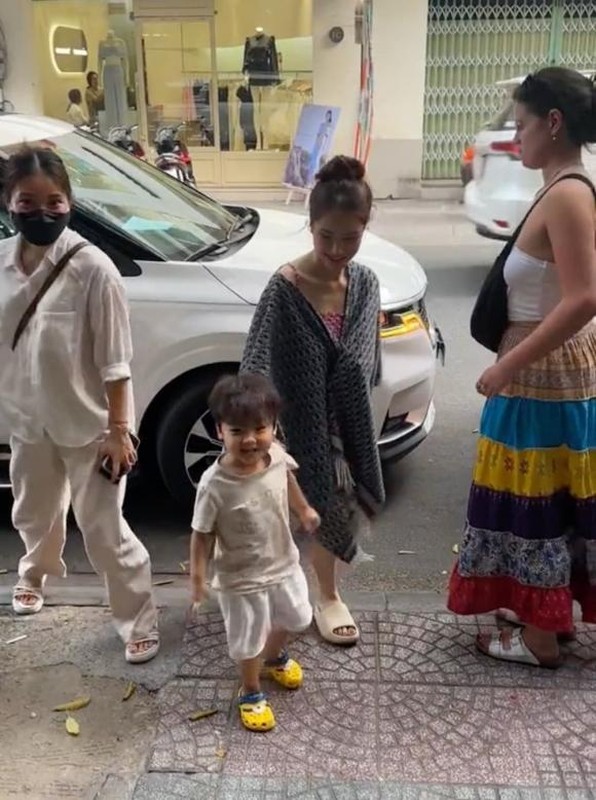 Một mình nuôi con, bận rộn công việc có vẻ như khiến Hòa Minzy đang quá sức. Ảnh internet