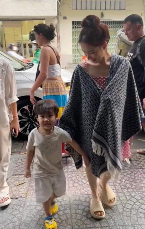 Hòa Minzy lọt ống kính 'team qua đường', vóc dáng gầy gò khiến fan lo lắng - Ảnh 2