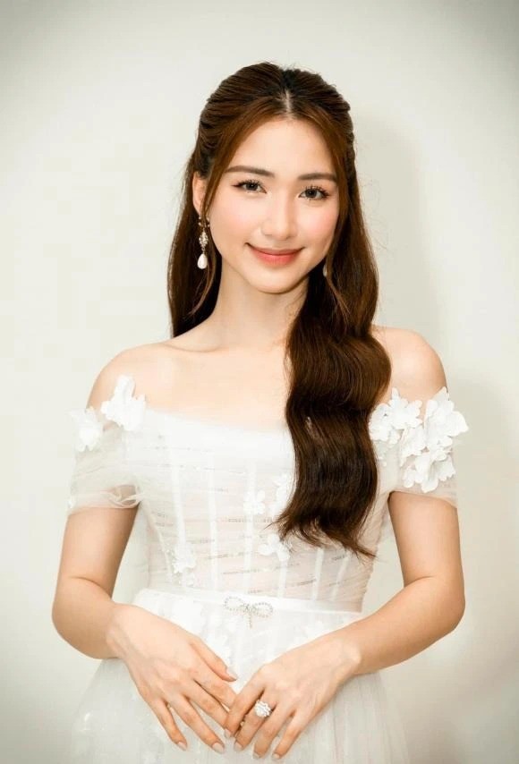 Ngoài chạy show, Hòa Minzy còn bán hàng online để tăng thêm thu nhập. Ảnh internet