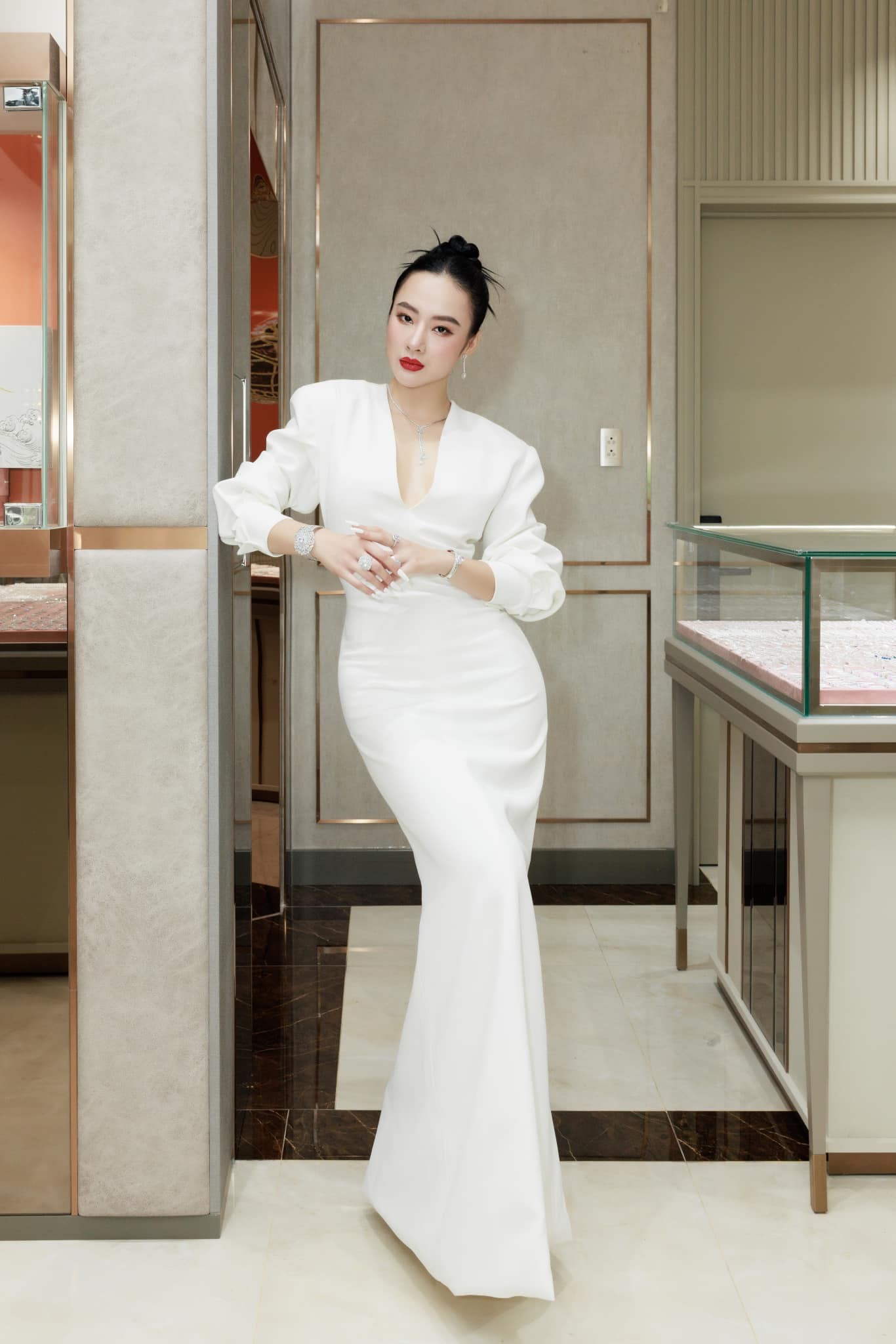 Angela Phương Trinh khoe dáng đồng hồ cát vạn người mê với đầm ôm bó sát 4 Angela Phương Trinh khoe dáng đồng hồ cát vạn người mê với đầm ôm bó sát 4