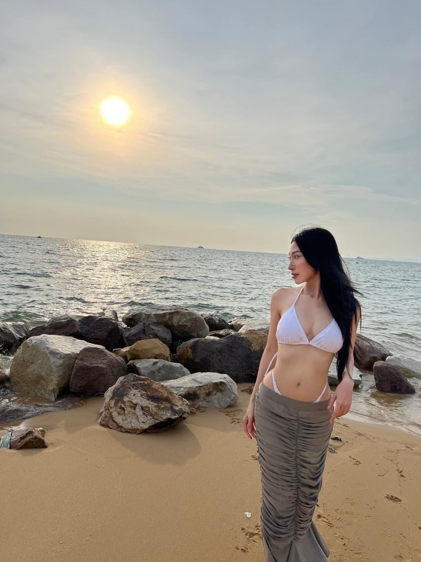 Khổng Tú Quỳnh tung bộ ảnh bên bãi biển còn nóng hơn cả thời tiết 40 độ C - Ảnh 3