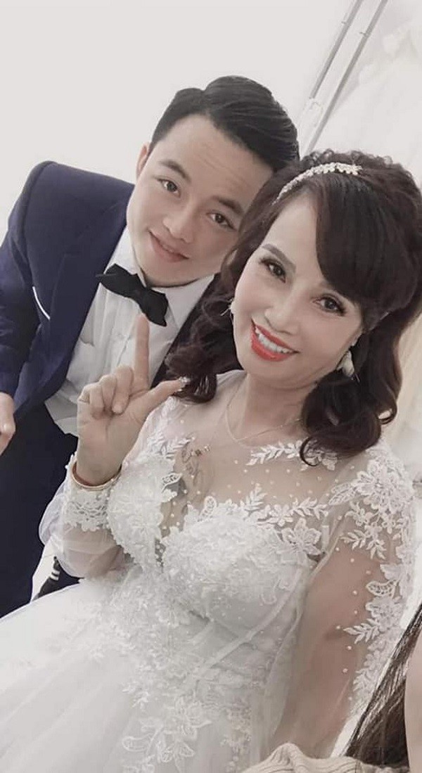 Thu Sao - Hương Cương từng khiến cư dân mạng xôn xao khi quyết định kết hôn với sự chênh lệch về tuổi tác khá lớn. Ảnh internet Thu Sao - Hương Cương từng khiến cư dân mạng xôn xao khi quyết định kết hôn với sự chênh lệch về tuổi tác khá lớn. Ảnh internet
