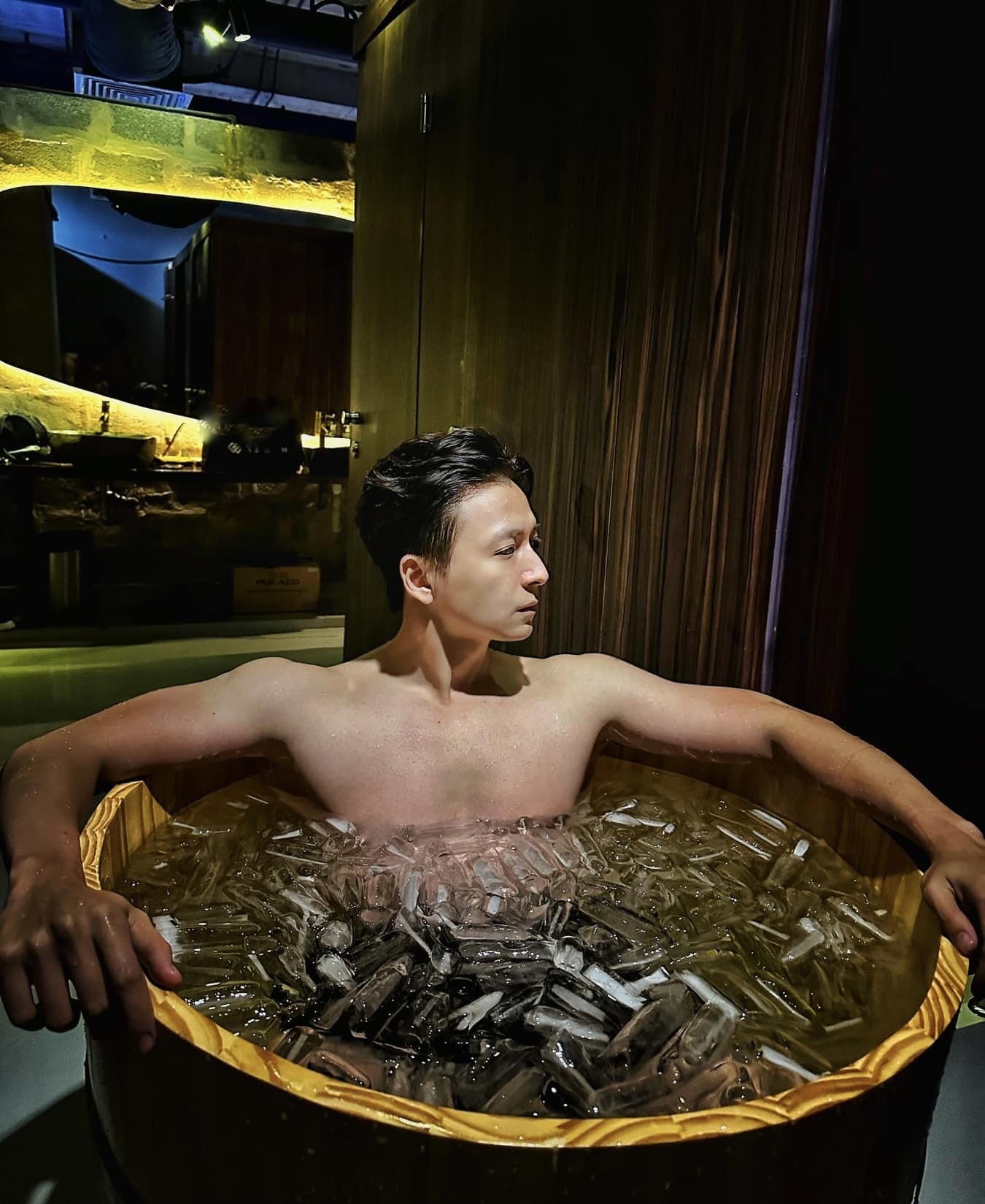 Ngô Kiến Huy thực hiện thử thách ngâm mình trong nước đá. Ảnh FBNV