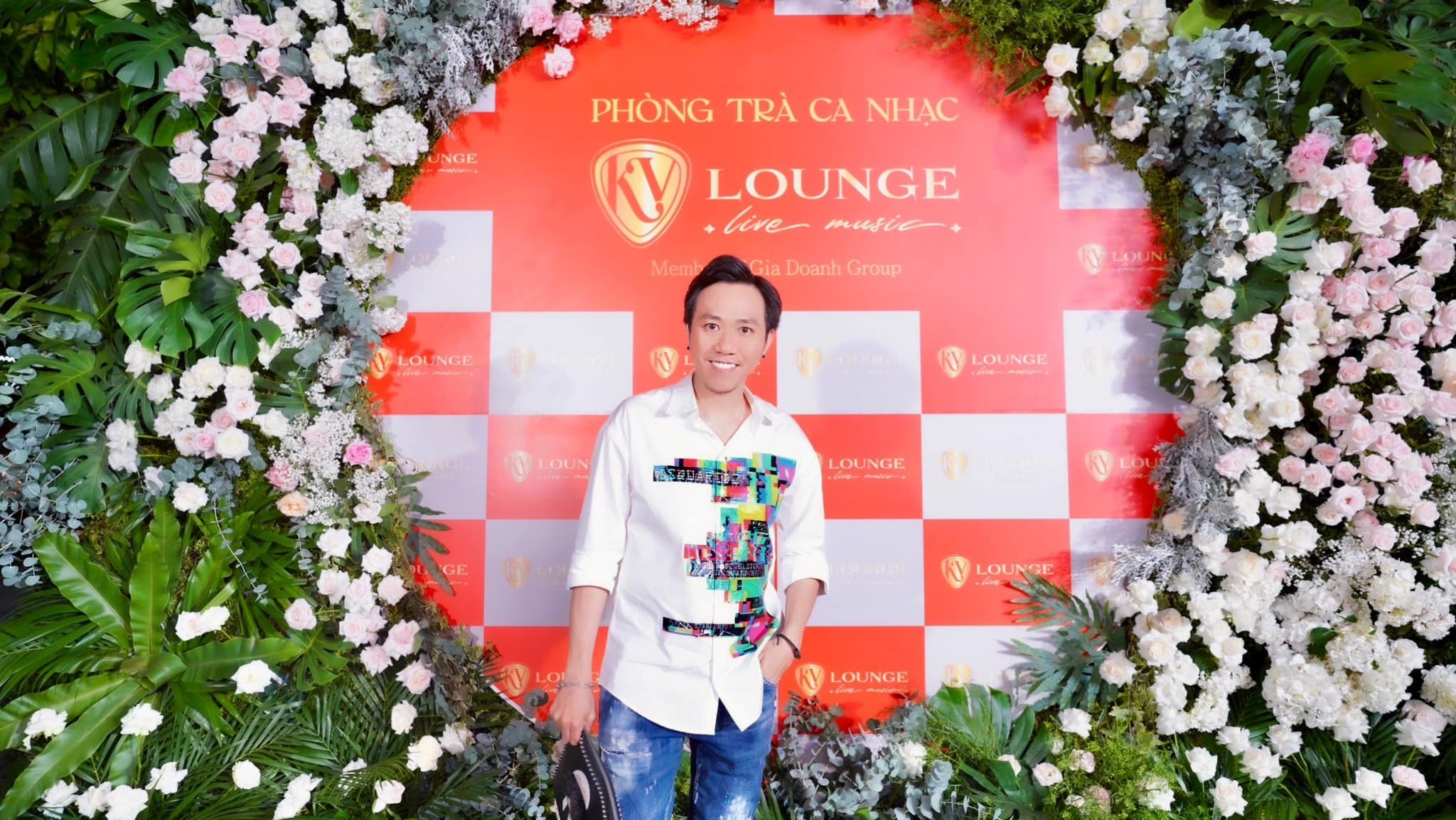Người trong cuộc lên tiếng về loạt ảnh và biểu cảm lạ của Anh Đức đang gây xôn xao 4 Người trong cuộc lên tiếng về loạt ảnh và biểu cảm lạ của Anh Đức đang gây xôn xao 4