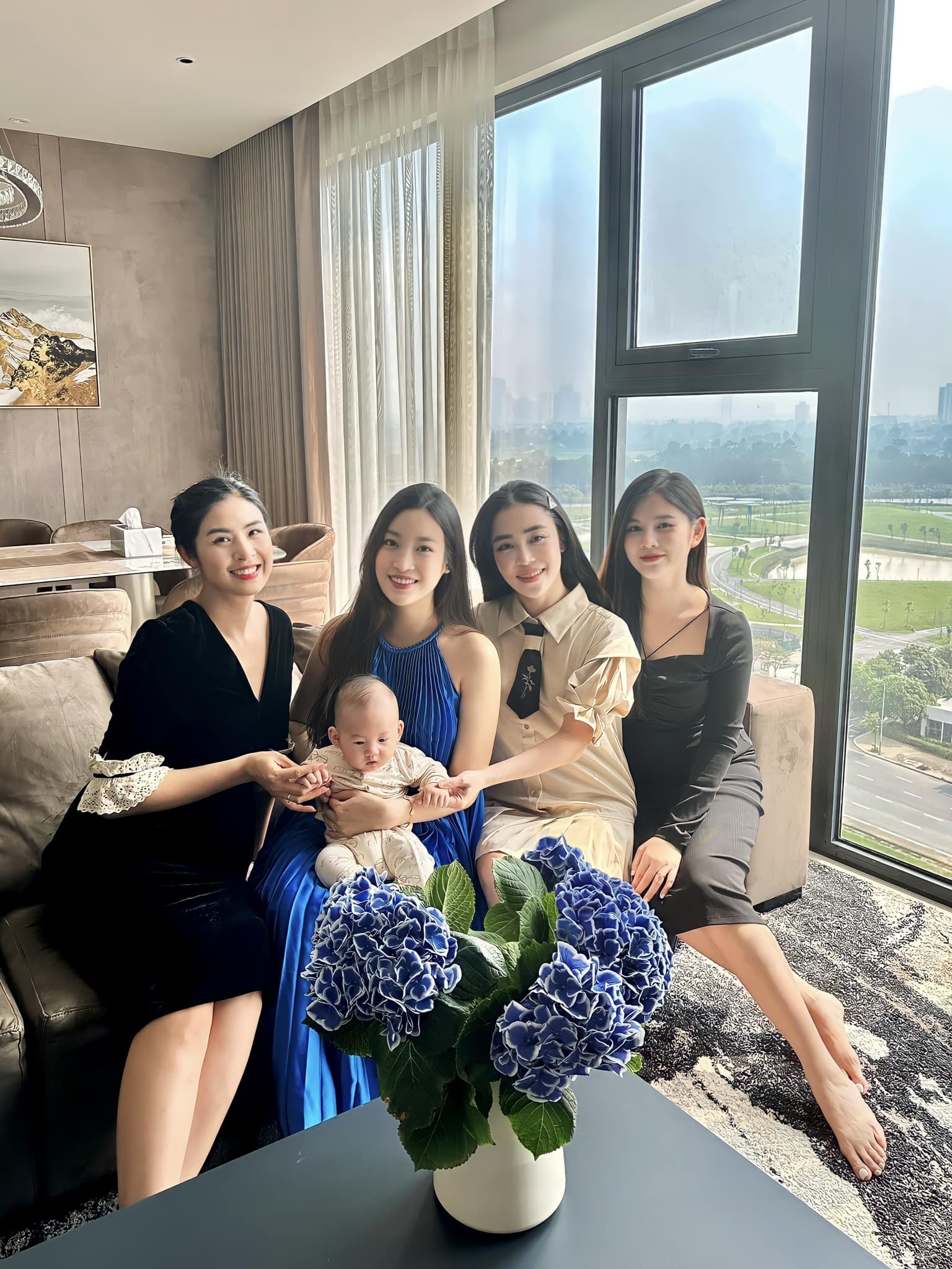 Đỗ Mỹ Linh và Ngọc Hân lộ rõ dấu hiệu mang thai, nhan sắc bất phân thắng bại khi chung khung hình 2 Đỗ Mỹ Linh và Ngọc Hân lộ rõ dấu hiệu mang thai, nhan sắc bất phân thắng bại khi chung khung hình 2