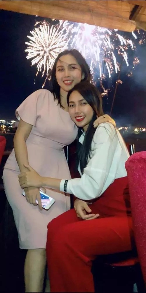 Nhan sắc mặn mà, đẹp hoàn hảo của mẹ Hoa hậu Thùy Tiên 3 Nhan sắc mặn mà, đẹp hoàn hảo của mẹ Hoa hậu Thùy Tiên 3